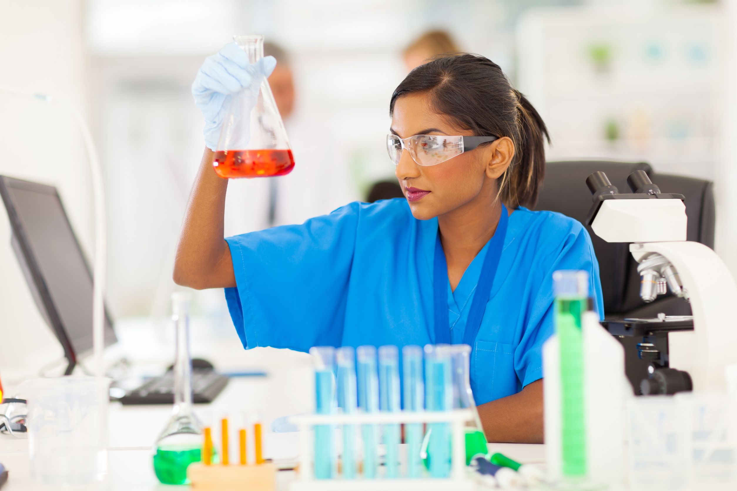 Homens e mulheres cientistas estão em pé de igualdade? Mais ou menos