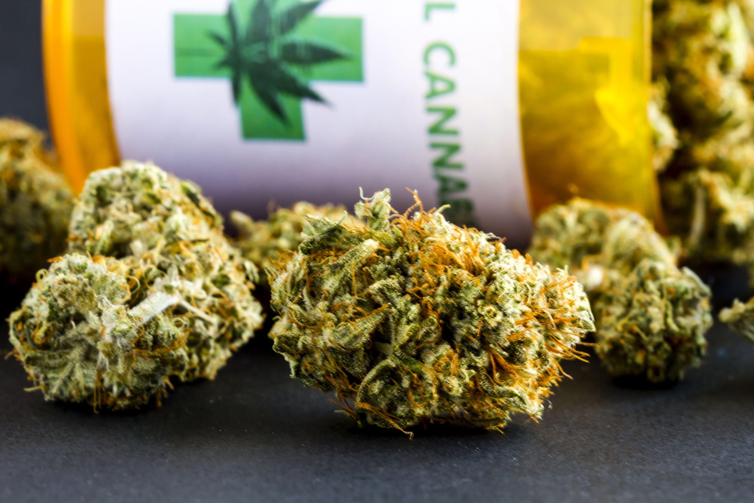 Por que até remédio de maconha é proibido?