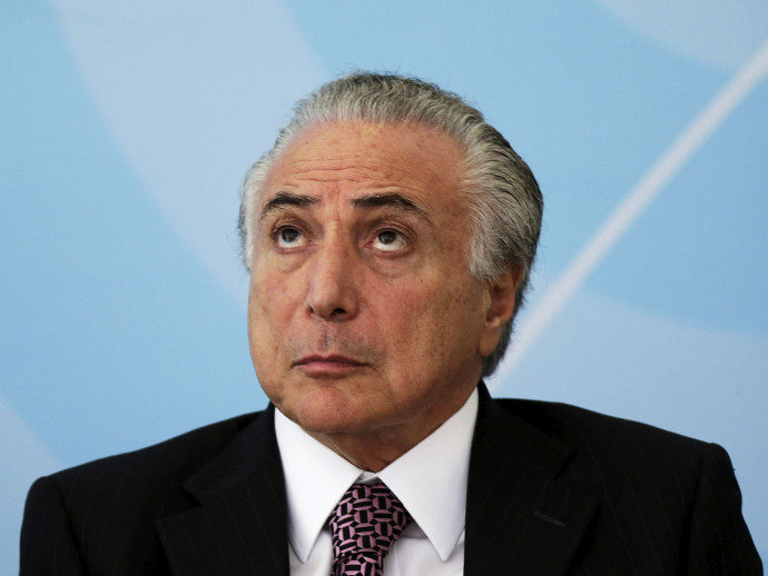 Por que a crise política faz a Selic cair menos?